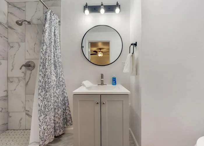 Central, Remodeled, 3 Bedroom 2 Ba, Fenced *